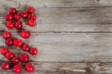 ahşap arka planda kiraz