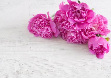 Çiçekler beyaz ahşap zemin üzerinde