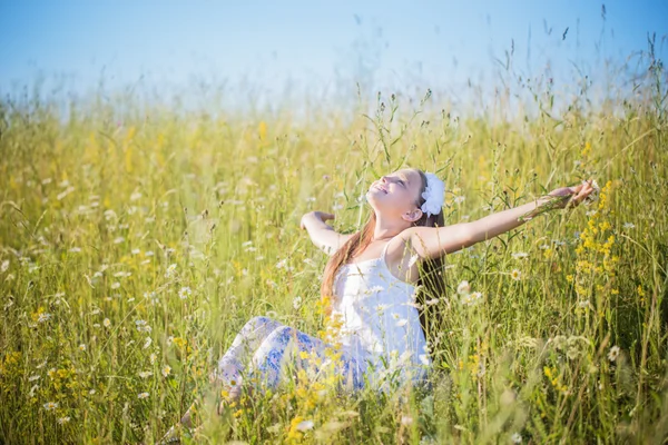 Menina bonita ao ar livre — Fotografia de Stock