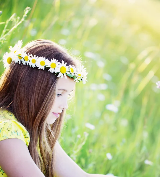 Child girl at chamomile field — Stock Photo, Image