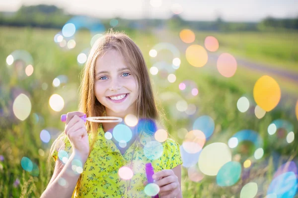 Menina bonita com sabão bolha ao ar livre — Fotografia de Stock