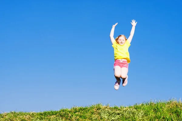 Glad tjej hoppning utomhus — Stockfoto