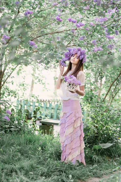 Mode junge Frau mit lila Blumen — Stockfoto