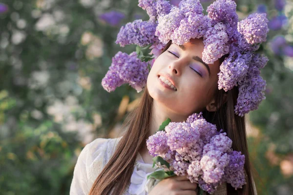 Moda mujer joven con flores lila —  Fotos de Stock