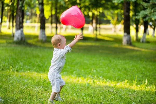 Gelukkig kind met ballonnen — Stockfoto