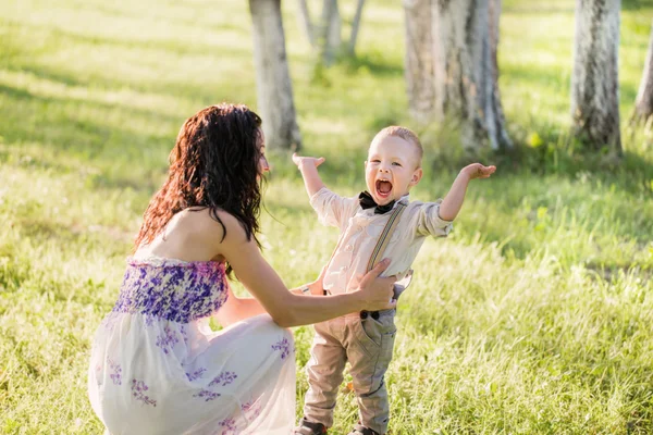 Mother and her child in park — Stock Photo, Image