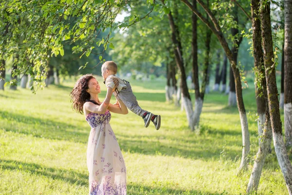 Mamma och hennes barn i park — Stockfoto