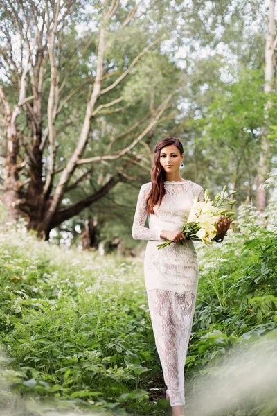 Belle mariée en plein air — Photo