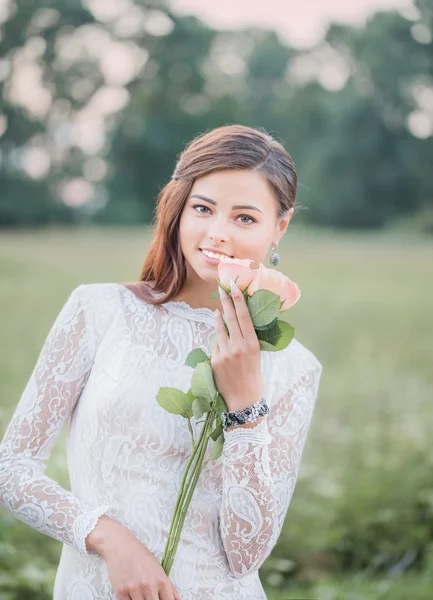 Hermosa novia al aire libre — Foto de Stock