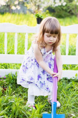 Küreği bahçıvanlık küçük kızla