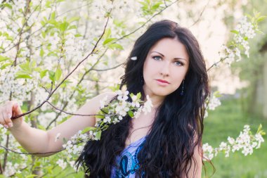 bahar bahçe içinde güzel kadınlar