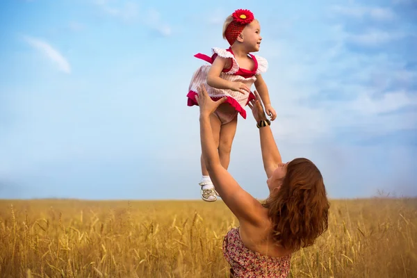 Matka a její dcera v pšeničné pole — Stock fotografie