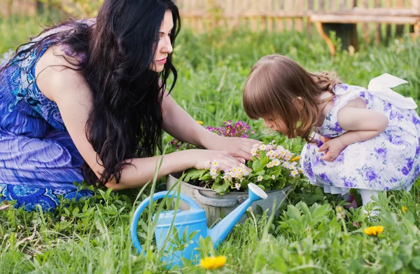 Madre feliz con niño en el jardín de primavera — Foto de Stock