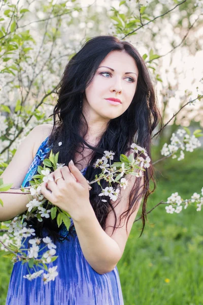 Piękne kobiety w wiosenny ogród — Zdjęcie stockowe