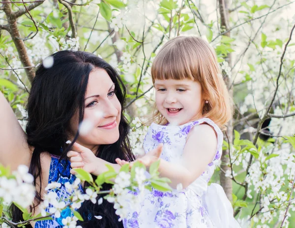 Glückliche Mutter mit Kleinkind im Frühlingsgarten — Stockfoto
