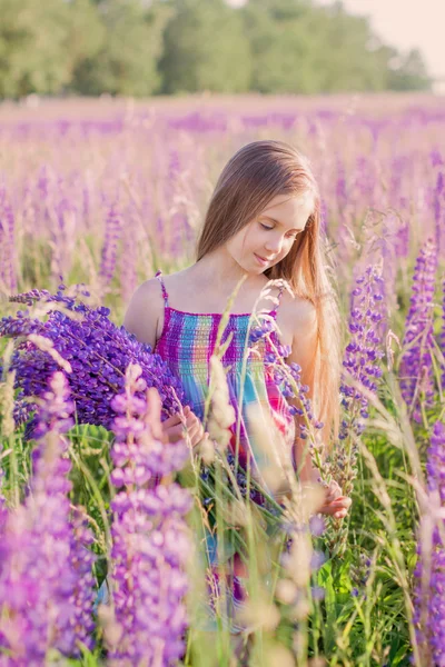 Felice ragazza all'aperto — Foto Stock