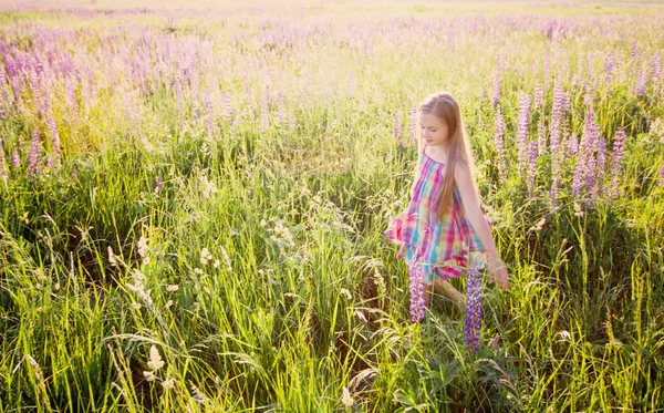 Felice ragazza all'aperto — Foto Stock