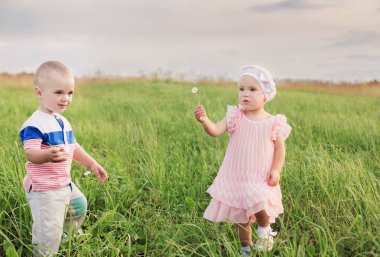 iki küçük çocuk açık