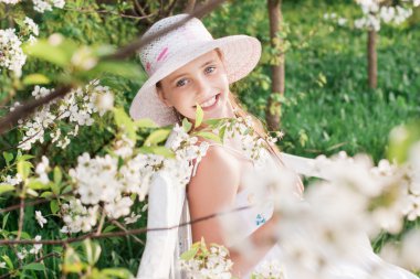 Bahar çiçek ile güzel kız