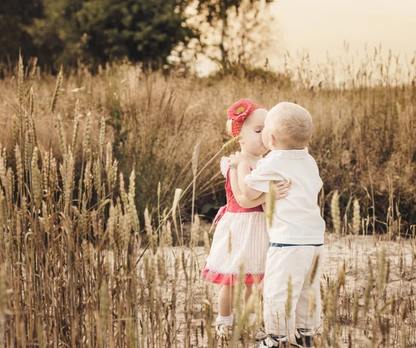Duas crianças pequenas ao ar livre — Fotografia de Stock