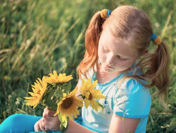 Niña con girasoles —  Fotos de Stock