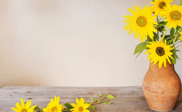 Stilleven met zonnebloemen — Stockfoto