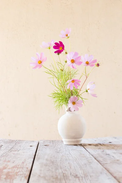Flores cor de rosa em fundo de madeira — Fotografia de Stock