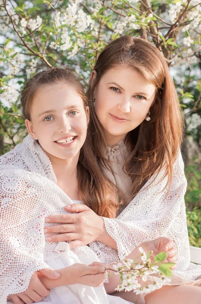 Madre con hija en el jardín — Foto de Stock