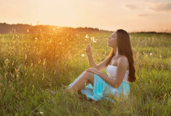 Beautiful girl outdoor — Stock Photo, Image