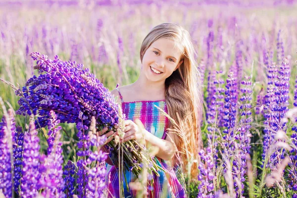 Šťastná dívka venkovní — Stock fotografie