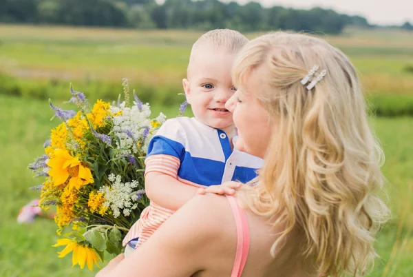 Mère et son enfant en plein air — Photo