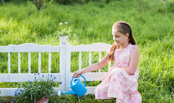 Menina bonita com flor de primavera — Fotografia de Stock