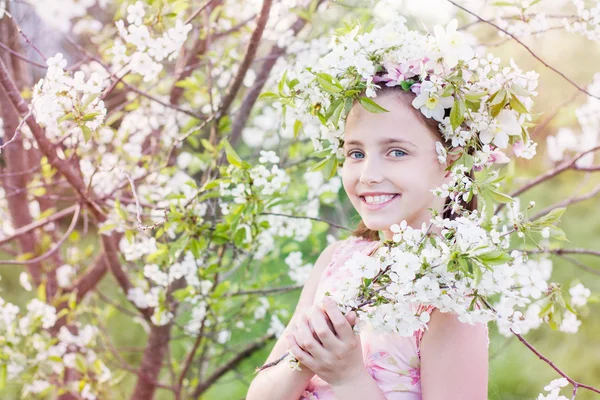 Mooi meisje met voorjaar bloem — Stockfoto