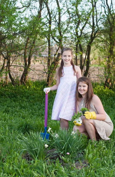 Mor med datter i hagen – stockfoto