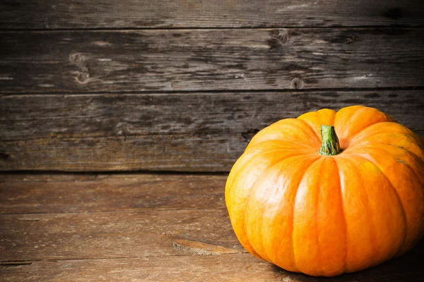 Calabaza sobre fondo de madera —  Fotos de Stock