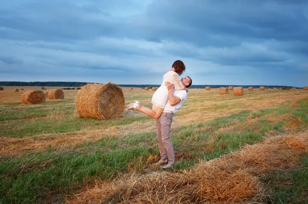 Jeune couple amoureux sur le champ de blé — Photo