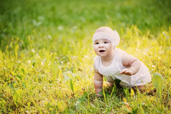 Zomer portret van mooie babymeisje — Stockfoto