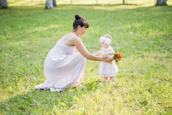 Women with little girl outdoor — Stock Photo, Image