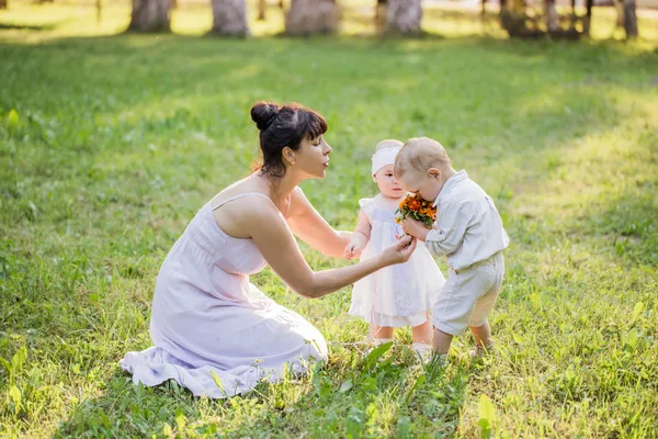 Femmes avec enfants en plein air — Photo