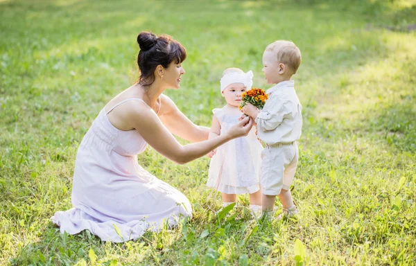 Perempuan dengan anak-anak outdoor — Stok Foto