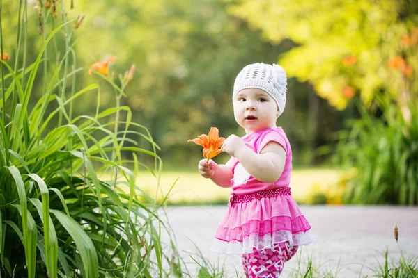 Letní portrét krásné baby Girl — Stock fotografie