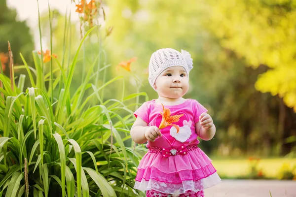 Letní portrét krásné baby Girl — Stock fotografie