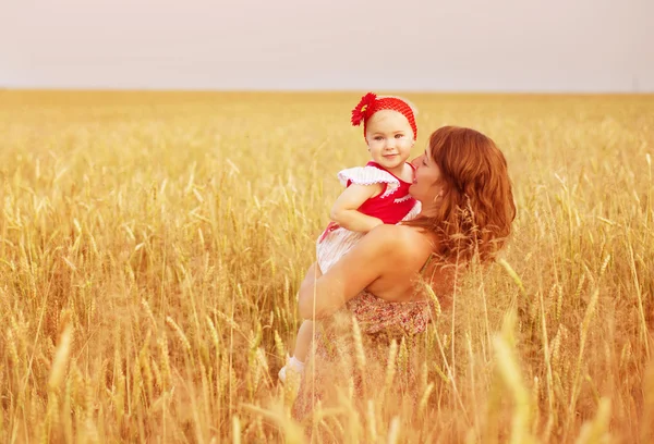 Мать и дочь на пшеничном поле — стоковое фото