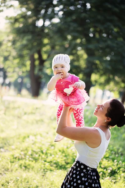 Mutter und ihre Tochter im Freien — Stockfoto