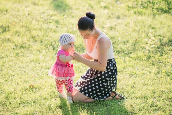 Mor och hennes dotter utomhus — Stockfoto