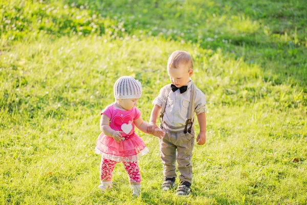 Děti v krásné jarní zelené pole — Stock fotografie
