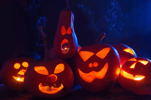 Groupe de citrouilles pour Halloween sur un fond bleu — Photo