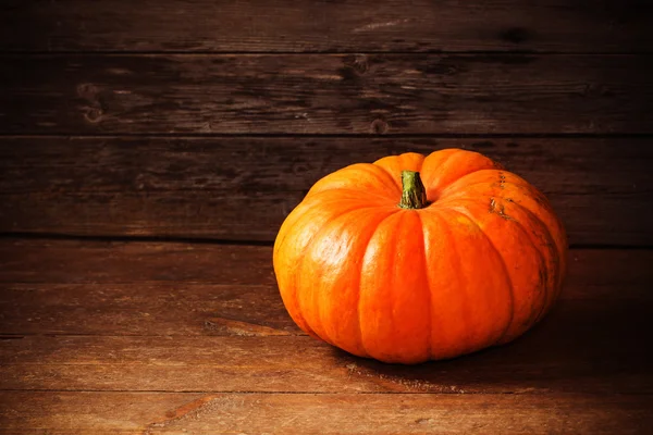 Fondo con calabaza sobre tabla de madera — Foto de Stock