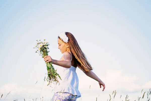 Belle fille en plein air — Photo