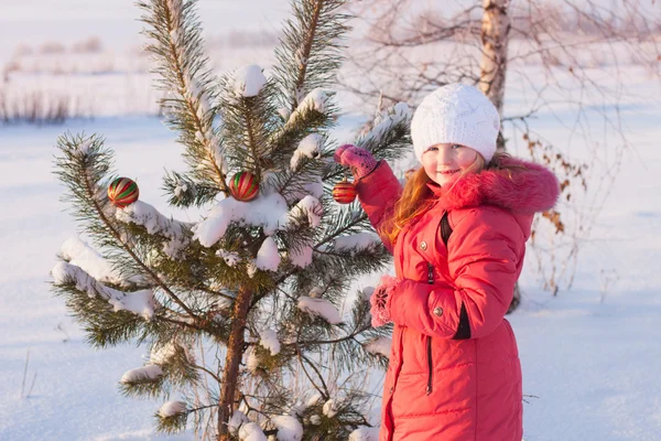 Chica en invierno parque — Foto de Stock